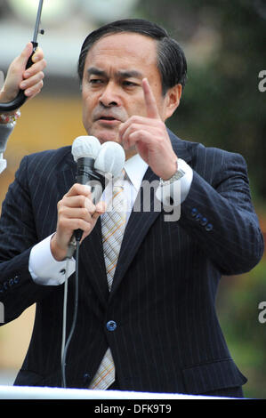 Tokyo, Japon. 5 octobre 2013. Tadatomo Yoshida, membre de la Chambre des conseillers du Parti Social-démocrate, ou SDP, a fait un discours pour l'élection du chef du parti la semaine prochaine au Poste Shibuya, Shibuya, Tokyo, Japon le 5 octobre 2013. Credit : Koichiro Suzuki/AFLO/Alamy Live News Banque D'Images