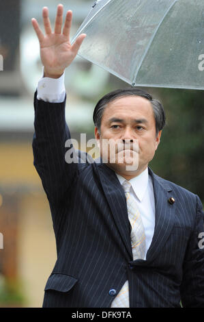 Tokyo, Japon. 5 octobre 2013. Tadatomo Yoshida, membre de la Chambre des conseillers du Parti Social-démocrate, ou SDP, répondre aux personnes avant son discours pour l'élection du leader du parti la semaine prochaine au Poste Shibuya, Shibuya, Tokyo, Japon le 5 octobre 2013. Credit : Koichiro Suzuki/AFLO/Alamy Live News Banque D'Images