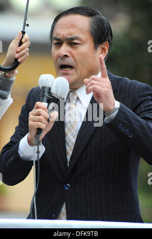 Tokyo, Japon. 5 octobre 2013. Tadatomo Yoshida, membre de la Chambre des conseillers du Parti Social-démocrate, ou SDP, a fait un discours pour l'élection du chef du parti la semaine prochaine au Poste Shibuya, Shibuya, Tokyo, Japon le 5 octobre 2013. Credit : Koichiro Suzuki/AFLO/Alamy Live News Banque D'Images