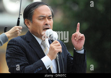 Tokyo, Japon. 5 octobre 2013. Tadatomo Yoshida, membre de la Chambre des conseillers du Parti Social-démocrate, ou SDP, a fait un discours pour l'élection du chef du parti la semaine prochaine au Poste Shibuya, Shibuya, Tokyo, Japon le 5 octobre 2013. Credit : Koichiro Suzuki/AFLO/Alamy Live News Banque D'Images