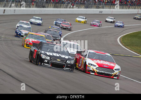 Kansas City, KS, États-Unis d'Amérique. 6Th Oct 2013. Kansas City, KS - Oct 06, 2013 : Kurt Busch (78) pour les batailles au cours de la position 400 Hollywood Casino at Kansas Speedway de Kansas City, KS. Credit : csm/Alamy Live News Banque D'Images