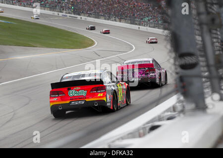 Kansas City, KS, États-Unis d'Amérique. 6Th Oct 2013. Kansas City, KS - Oct 06, 2013 : Jeff Gordon (24) pour les batailles au cours de la position 400 Hollywood Casino at Kansas Speedway de Kansas City, KS. Credit : csm/Alamy Live News Banque D'Images