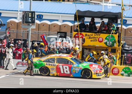 Kansas City, KS, États-Unis d'Amérique. 6Th Oct 2013. Kansas City, KS - Oct 06, 2013 : Kyle Busch (18) stands pendant l'Hollywood Casino at Kansas Speedway 400 à Kansas City, KS. Credit : csm/Alamy Live News Banque D'Images