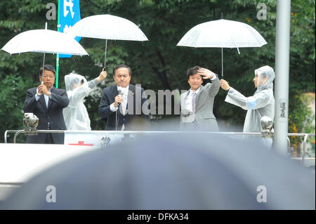 Tokyo, Japon. 5 octobre 2013. Taiga Ishikawa, membre de l'assemblée générale de la paroisse Toshima, le Parti social-démocrate, ou SDP, deuxième à partir de la droite, et Yoshida Tadatomo, membre de la Chambre des conseillers municipaux de SDP, centre, fait speechese pour l'élection du chef du parti la semaine prochaine au Poste Shibuya, Shibuya, Tokyo, Japon le 5 octobre 2013. Credit : Koichiro Suzuki/AFLO/Alamy Live News Banque D'Images