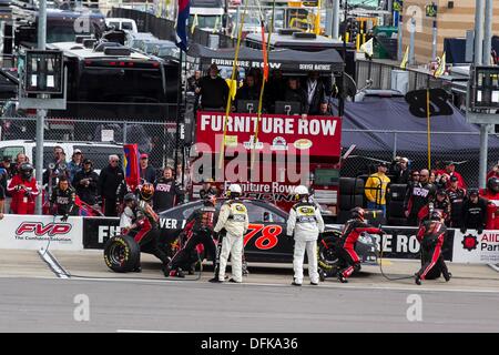 Kansas City, KS, États-Unis d'Amérique. 6Th Oct 2013. Kansas City, KS - Oct 06, 2013 : Kurt Busch (78) stands pendant l'Hollywood Casino at Kansas Speedway 400 à Kansas City, KS. Credit : csm/Alamy Live News Banque D'Images