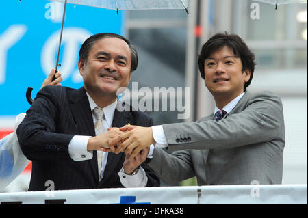 Tokyo, Japon. 5 octobre 2013. Taiga Ishikawa, membre de l'assemblée générale de la paroisse Toshima, le Parti social-démocrate, ou SDP, droite, et Yoshida Tadatomo, membre de la Chambre des conseillers municipaux de SDP, à gauche, se sont serré la main après leurs discours pour l'élection du chef du parti la semaine prochaine au Poste Shibuya, Shibuya, Tokyo, Japon le 5 octobre 2013. Credit : Koichiro Suzuki/AFLO/Alamy Live News Banque D'Images