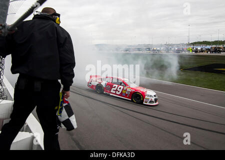 Kansas City, KS, États-Unis d'Amérique. 6Th Oct 2013. Kansas City, KS - Oct 06, 2013 : Kevin Harvick (29) gagne le Hollywood Casino at Kansas Speedway 400 à Kansas City, KS. Credit : csm/Alamy Live News Banque D'Images