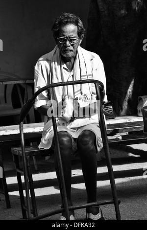 L'homme indien chantant des chants en attente d'être vu à Sri Sathya Sai Baba l'hôpital mobile. L'Andhra Pradesh, Inde Banque D'Images