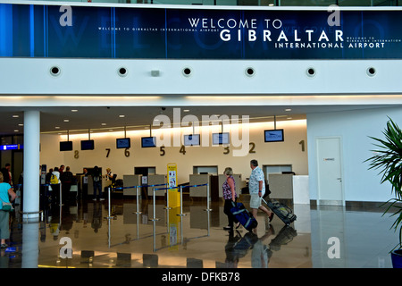 Dans le hall de départ de l'aéroport international de Gibraltar, Gibraltar Banque D'Images