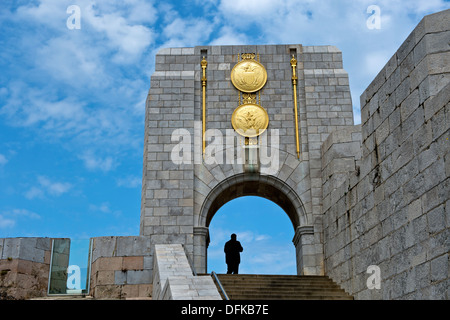 L'American War Memorial, ou le Monument de la marine, avec des joints de bronze sur l'arche, Gibraltar Banque D'Images