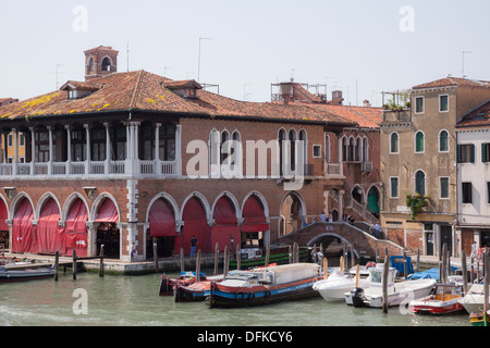 Vue sur le marché aux poissons couvert en arrière, près du pont du Rialto à Venise. Vue sur l'arrière du marché aux poissons, à Venise. Banque D'Images