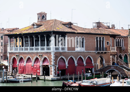 Vue sur le marché aux poissons couvert en arrière, près du pont du Rialto à Venise. Vue sur l'arrière du marché aux poissons, à Venise. Banque D'Images