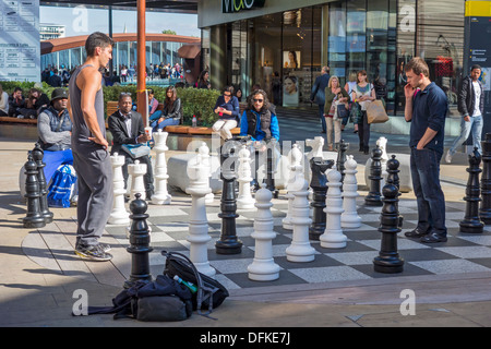 Deux hommes gars jouant aux échecs géants le centre commercial Westfield Stratford Banque D'Images