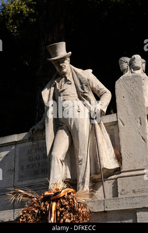 Italie, Rome, Trastevere, statue de Giuseppe Gioachino Belli Banque D'Images