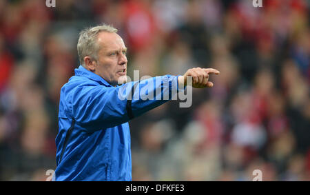 Freiburg, Allemagne. 06 Oct, 2013. L'entraîneur-chef de Fribourg Christian Streich réagit au cours de la Bundesliga match de foot entre Fribourg et de l'Eintracht Francfort à Mage Stade solaire à Freiburg, Allemagne, 06 octobre 2013. Photo : PATRICK SEEGER/dpa/Alamy Live News Banque D'Images