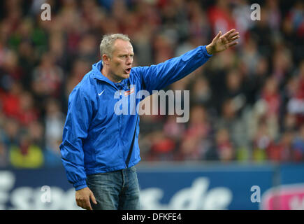 Freiburg, Allemagne. 06 Oct, 2013. L'entraîneur-chef de Fribourg Christian Streich réagit au cours de la Bundesliga match de foot entre Fribourg et de l'Eintracht Francfort à Mage Stade solaire à Freiburg, Allemagne, 06 octobre 2013. Photo : PATRICK SEEGER/dpa/Alamy Live News Banque D'Images