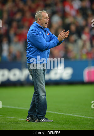 Freiburg, Allemagne. 06 Oct, 2013. L'entraîneur-chef de Fribourg Christian Streich réagit au cours de la Bundesliga match de foot entre Fribourg et de l'Eintracht Francfort à Mage Stade solaire à Freiburg, Allemagne, 06 octobre 2013. Photo : PATRICK SEEGER/dpa/Alamy Live News Banque D'Images