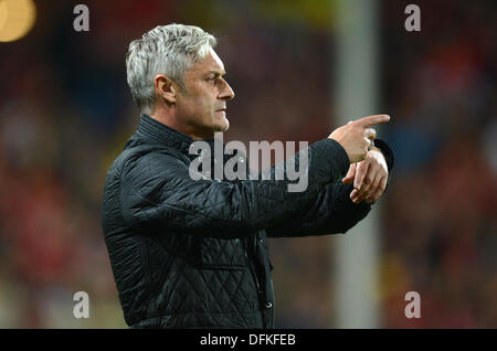 Freiburg, Allemagne. 06 Oct, 2013. L'entraîneur-chef de Francfort Armin Veh réagit au cours de la Bundesliga match de foot entre Fribourg et de l'Eintracht Francfort à Mage Stade solaire à Freiburg, Allemagne, 06 octobre 2013. Photo : PATRICK SEEGER/dpa/Alamy Live News Banque D'Images