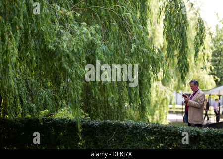 Le SYNODE GÉNÉRAL DE L'ÉGLISE D'ANGLETERRE UNIVERSITÉ DE YORK general tourné d'un homme sur un smartphone Banque D'Images