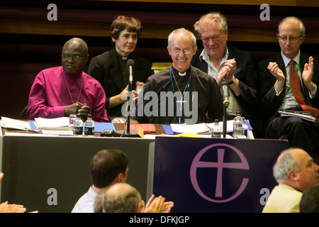 Le SYNODE GÉNÉRAL DE L'ÉGLISE D'ANGLETERRE D'UNI YORK l'archevêque de Canterbury, Justin Welby avec l'archevêque de York, John Sentamu Dr Banque D'Images