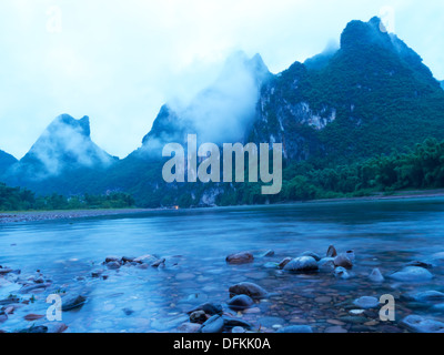 Le paysage de la rivière Lijiang le matin à Xingping, Yangshuo, Guilin, Guangxi, Chine Banque D'Images