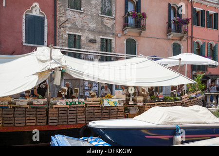 À Venise, un marché flottant d'une barge d'exploitation protégé du soleil par les feuilles (Italie). Marché flottant à Venise (Italie). Banque D'Images