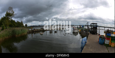 Bungalows pittoresques et les pêcheurs se trouvent dans le centre de la petite ville sur le Schlei |. Banque D'Images