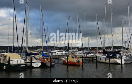 Bungalows pittoresques et les pêcheurs se trouvent dans le centre de la petite ville sur le Schlei |. Banque D'Images