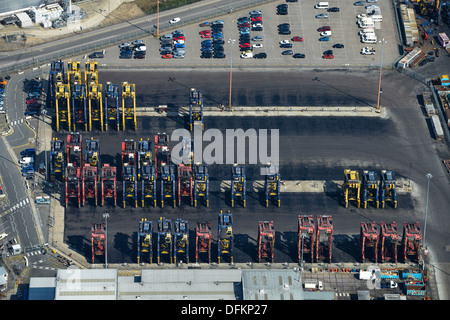 Photographie aérienne de grues à Southampton Docks Banque D'Images