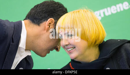 Berlin, Allemagne. 07Th Oct, 2013. Les présidents du parti allemand des Verts, Claudia Roth et Cem Ozdemir, chat en avant de la réunion du conseil fédéral des Verts à Berlin, Allemagne, 07 octobre 2013. Photo : HANNIBAL/dpa/Alamy Live News Banque D'Images