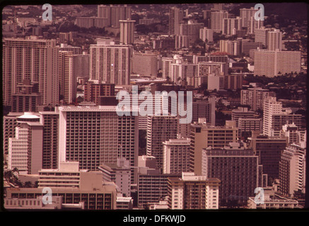 Cette image montre les gratte-ciel du district de Waikiki à Honolulu, visibles du sommet de Diamond Head, un volcan éteint bien connu et destination touristique populaire à Hawaï. Banque D'Images
