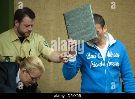 Munich, Allemagne. 07Th Oct, 2013. Défendeur Paun O. (R) apparaît au tribunal de district de Munich, Allemagne, 07 octobre 2013. Le défendeur aurait été impliqué dans une prise d'otage et un vol de banque en 1994. Photo : Andreas Gebert/dpa/Alamy Live News Banque D'Images