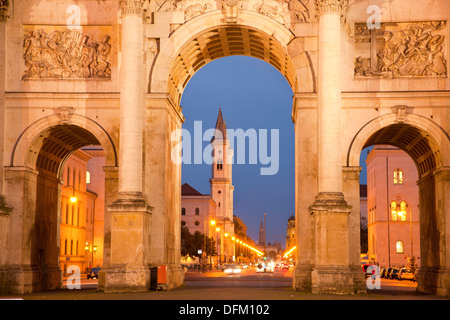 La Siegestor (Porte de la Victoire) et l'église Saint Louis à Munich, Bavière, Allemagne Banque D'Images