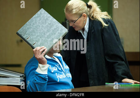 Munich, Allemagne. 07Th Oct, 2013. Défendeur Paun O. (L) et son avocat (non identifié) apparaissent à la cour de district de Munich, Allemagne, 07 octobre 2013. Le défendeur aurait été impliqué dans une prise d'otage et un vol de banque en 1994. Photo : Andreas Gebert/dpa/Alamy Live News Banque D'Images