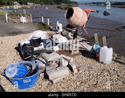 Bétonnière et les constructeurs de matériel, Bideford, UK Banque D'Images