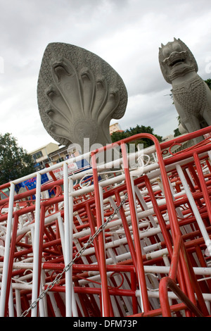 Barricades utilisé pour contrôler les manifestations post-électorales sont empilés sur un trottoir de la ville de Phnom Penh, Cambodge. Banque D'Images