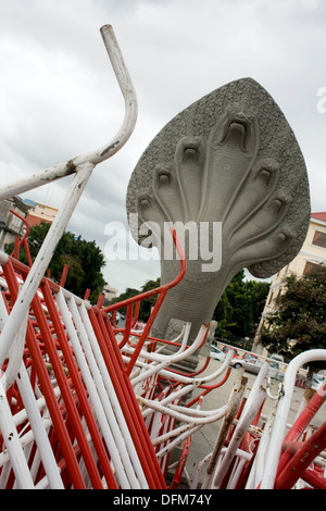 Barricades utilisé pour contrôler les manifestations post-électorales sont empilés sur un trottoir de la ville de Phnom Penh, Cambodge. Banque D'Images