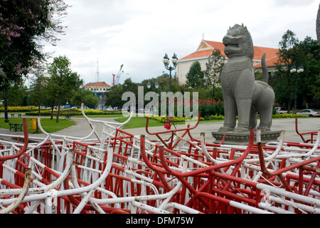 Barricades utilisé pour contrôler les manifestations post-électorales sont empilés sur un trottoir de la ville de Phnom Penh, Cambodge. Banque D'Images