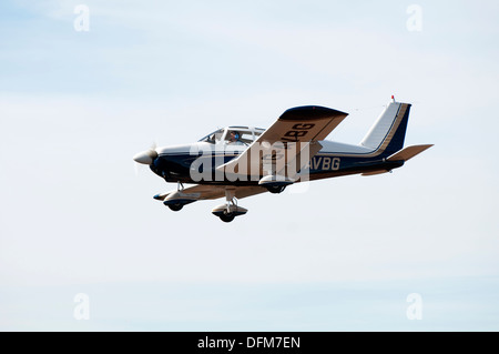 Piper PA28 Cherokee (G-AVBG) approche de Wellesbourne Airfield Banque D'Images