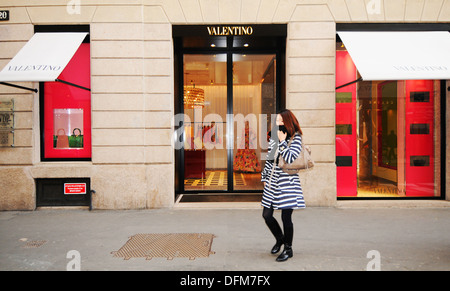 Italie Lombardie Milan Via Montenapoleone valentino fashion shop Banque D'Images