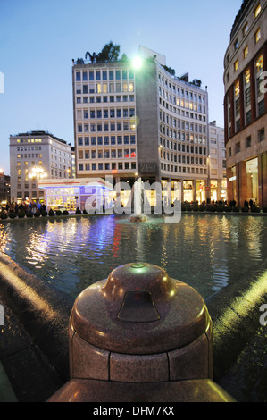 Italie Lombardie Milan Piazza San Babila Banque D'Images