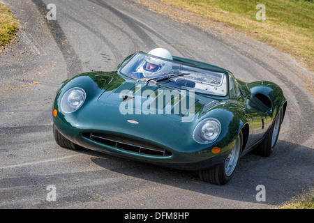 1965 Jaguar XJ13 avec pilote Andy Wallace au Goodwood Festival of Speed 2013, Sussex, UK. Banque D'Images