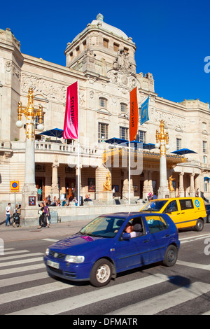 Suède, Stockholm - Théâtre Dramatique Royal et le trafic urbain Banque D'Images