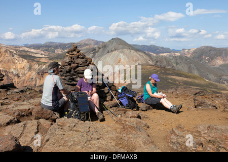 Les randonneurs en faisant une pause sur Kjaftalder avec de la montagne Blahnukur derrière la réserve naturelle de Fjallabak Landmannalaugar Islande Banque D'Images