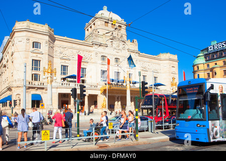 Suède, Stockholm - Théâtre Dramatique Royal et le trafic urbain Banque D'Images