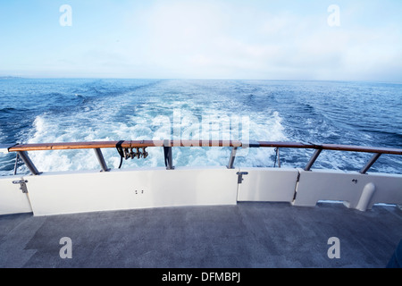 Vue sur un navire par l'arrière montre l'océan turbulent de l'eau comme le navire est propulsé en avant. Banque D'Images