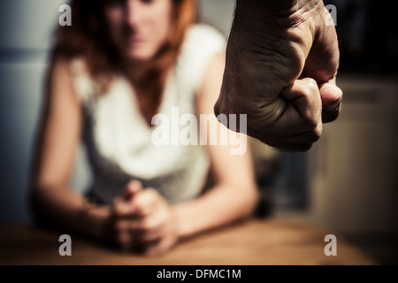 Close up sur le poing d'un homme avec une femme dans l'arrière-plan Banque D'Images