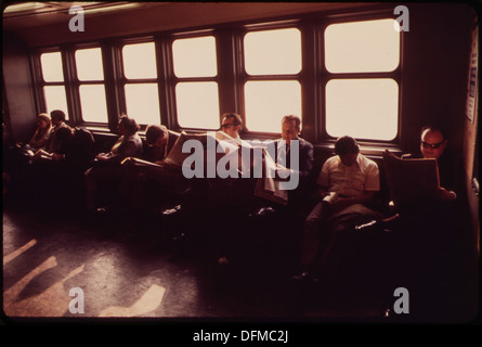 Une scène à bord du ferry de Staten Island dans Upper Bay dans le port de New York, offrant aux passagers une vue sur les gratte-ciel de Manhattan et les monuments à proximité pendant leur trajet. Banque D'Images