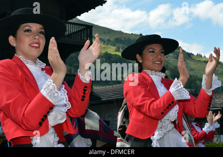 Beaux danseurs chiliens clapping au Festival International du folklore et de la danse de la montagne (CIME) : Banque D'Images