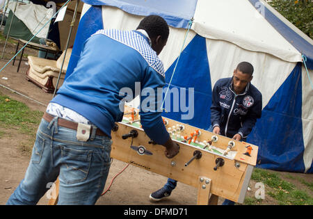 Berlin, Allemagne. 07Th Oct, 2013. Deux réfugiés jouer au baby-foot dans le camp de réfugiés à Oranienplatz à Berlin, Allemagne, 07 octobre 2013. S'Refugess quarts à Oranienplatz en octobre 2012 après une marche de protestation de 600 km à travers l'Allemagne. Selon des militants, il y a actuellement 100 réfugiés vivant dans le camp. Photo : FLORIAN SCHUH/dpa/Alamy Live News Banque D'Images